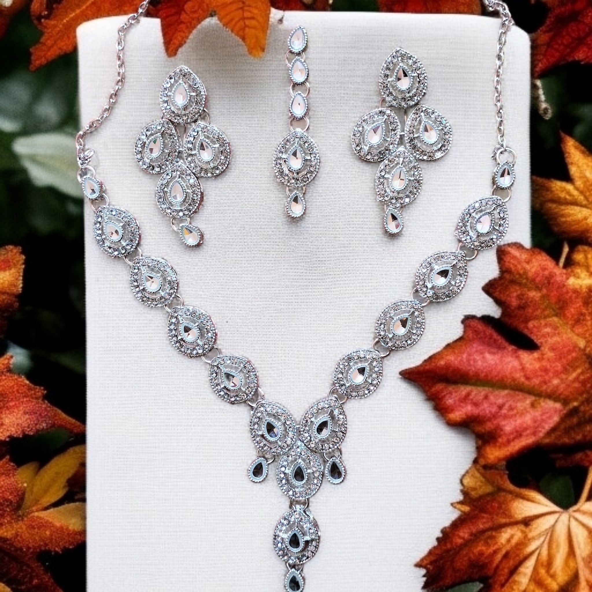 Buy White colour jewellery set with necklace , earrings and tikka at best price in Pakistan